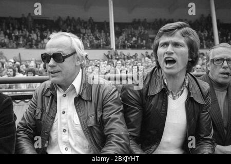 Colonia, Germania. 05 maggio 2020. Jupp HEYNCKES celebra il suo 75° compleanno il 9 maggio 2020. Archivio foto: Jupp HEYNCKES (a destra) e allenatore Hennes WEISWEILER, formato paesaggio, seduta sul banco, gesturing, gesture, calcio Bundesliga FC Colonia - Borussia Monchengladbach 1: 2 il 10 maggio 1975, DFL regolationos proibire qualsiasi uso di fotografie come sequenze di immagini e/o quasi-video å | utilizzo mondiale Credit: dpa/Alamy News Live Foto Stock