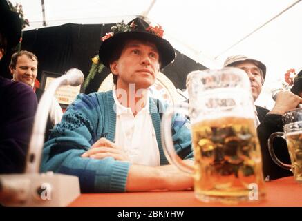 Monaco, Germania. 05 maggio 2020. Jupp HEYNCKES celebra il suo 75° compleanno il 9 maggio 2020. Archivio foto: Jupp HEYNCKES, Germania, calcio, allenatore FC Bayern Monaco, privato, civile, all'Oktoberfest, con cappello e birra tradizionali, QF | uso nel mondo credito: dpa/Alamy Live News Foto Stock