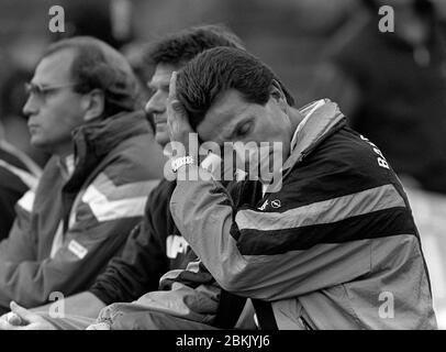 Jupp HEYNCKES celebra il suo 75° compleanno il 9 maggio 2020. Archivio foto: Jupp HEYNCKES, Germania, calcio, allenatore FC Bayern Monaco, si siede delusi sulla banca di cachbank, al gioco FC Bayern Monaco - Stuttgarter Kickers 1: 4, 05.10.1991. | utilizzo in tutto il mondo Foto Stock