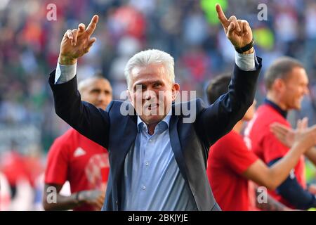 Jupp HEYNCKES celebra il suo 75° compleanno il 9 maggio 2020. Foto d'archivio: Jupp HEYNCKES (coach FC Bayern Monaco) celebra il 6° campionato consecutivo. Giubilo, gioia, entusiasmo, MAESTRO TEDESCO 2018. Calcio 1. Bundesliga, 29° giorno di festa, FC Augsburg (A) -FC Bayern Monaco (M) 1-4, il 7 aprile 2018 ad Augsburg/Germania, WWK AREN A. ¬ | utilizzo in tutto il mondo Foto Stock