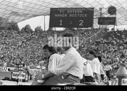 Jupp HEYNCKES celebra il suo 75° compleanno il 9 maggio 2020. Archivio foto: Jupp HEYNCKES, Germania, allenatore di calcio, FC Bayern Monaco, siede sulla banca di cachbank nella Muenchner Olympiastadion, durante la partita di calcio Bundesliga FC Bayern Monaco - Hansa Rostock 1: 2 su 10.08.1991. | utilizzo in tutto il mondo Foto Stock