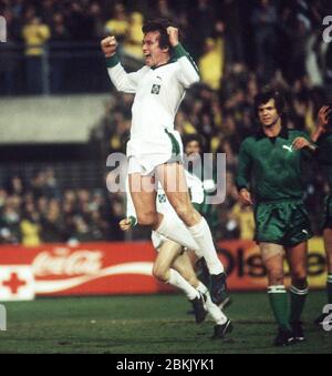 Borussia Monchengladbach, Deutschland. 05 maggio 2020. Jupp HEYNCKES celebra il suo 75° compleanno il 9 maggio 2020. Archivio foto: Jupp HEYNCKES (Gladbach) cheers, jubilation, jubilationsprung calcio Bundesliga 1975 | uso nel mondo Credit: dpa/Alamy Live News Foto Stock