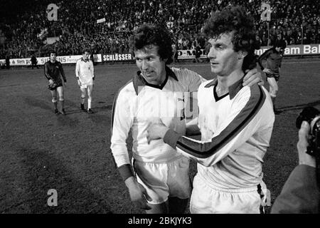 Borussia Monchengladbach, Deutschland. 05 maggio 2020. Jupp HEYNCKES celebra il suo 75° compleanno il 9 maggio 2020. Foto d'archivio: Rainer BONHOF, Right, e Jupp HEYNCKES, entrambi Borussia Monchengladbach, allietare insieme dopo il fischio finale, jubilation finale, registrazione SW, qui nel gioco Borussia Monchengladbach - Wacker Innsbruck (FC Tirol Insbrueck), 2: 0, Coppa del calcio europeo campione nazionale, il 15 marzo 1978 a Borussia Monchengladbach, å | utilizzo nel mondo Credit: dpa/Alamy Live News Foto Stock