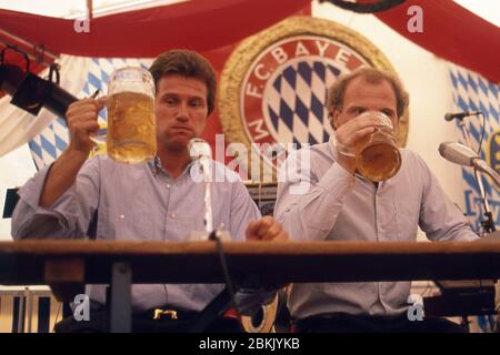 Monaco, Germania. 05 maggio 2020. Jupp HEYNCKES celebra il suo 75° compleanno il 9 maggio 2020. Foto d'archivio: Jupp HEYNCKES, sinistra, Germania, calcio, allenatore FC Bayern Monaco, manager Uli HOENESS Hoeness, siediti ad un tavolo di birra e bere birra da tazze di birra, all'Open Day il 30 luglio 1989, | utilizzo nel mondo credito: dpa/Alamy Live News Foto Stock