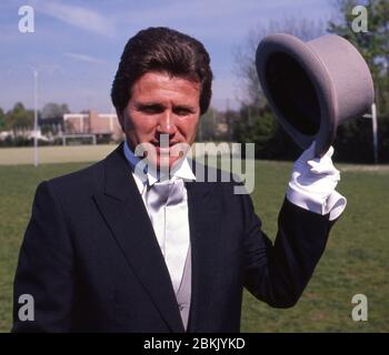 Monaco, Germania. 05 maggio 2020. Jupp HEYNCKES celebra il suo 75° compleanno il 9 maggio 2020. Archivio foto: Jupp HEYNCKES, Germania, calcio, allenatore FC Bayern Monaco, figura a metà lunghezza, QF, ritratto a metà lunghezza, indossare un cappotto con cappello, sollevare il cappello in saluta, 04/15/1990, | uso nel mondo credito: dpa/Alamy Live News Foto Stock