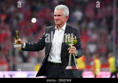 Monaco, Germania. 05 maggio 2020. Jupp HEYNCKES celebra il suo 75° compleanno il 9 maggio 2020. Foto d'archivio: Jupp HEYNCKES è votato allenatore dell'anno prima dell'inizio del gioco, premio, gioco d'addio Bastian Schweinsteiger/FC Bayern Monaco-Chicago Fire 4-0, il 28 agosto 2018 a Monaco, ALLIANZ ARENA | uso nel mondo Credit: dpa/Alamy Live News Foto Stock