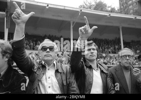 Colonia, Germania. 05 maggio 2020. Jupp HEYNCKES celebra il suo 75° compleanno il 9 maggio 2020. Archivio foto: Jupp HEYNCKES (a destra) e allenatore Hennes WEISWEILER, formato paesaggio, seduta sul banco, gesturing, gesture, calcio Bundesliga FC Colonia - Borussia Monchengladbach 1: 2 il 10 maggio 1975, DFL regolationos proibire qualsiasi uso di fotografie come sequenze di immagini e/o quasi-video | utilizzo nel mondo Credit: dpa/Alamy Live News Foto Stock