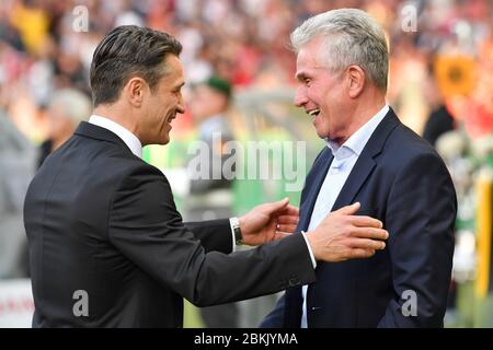 Berlino, Germania. 05 maggio 2020. Jupp HEYNCKES celebra il suo 75° compleanno il 9 maggio 2020. Foto d'archivio: Da sinistra: Niko KOVAC (pullman Eintracht Francoforte) accoglie Jupp HEYNCKES (pullman FC Bayern Monaco). DFB Pokal finale, FC Bayern Monaco (M) - Eintracht Francoforte (F) 1-3, all'Olympiastadion di Berlino il 19 maggio 2018 Â | usage worldwide Credit: dpa/Alamy Live News Foto Stock