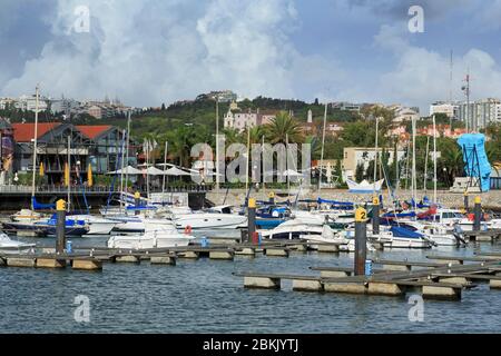 Marina al molo di Santo Amaro, Lisbona, Portogallo, Europa Foto Stock