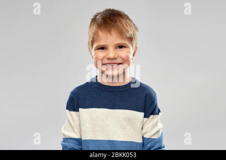 ritratto del ragazzino in pullover a righe Foto Stock