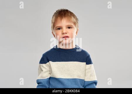 ritratto del ragazzino in pullover a righe Foto Stock