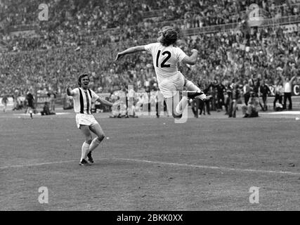 Colonia, Germania. 05 maggio 2020. Jupp HEYNCKES celebra il suo 75° compleanno il 9 maggio 2020. Foto d'archivio: CALCIO DFB Cup finale Guenter NETZER (D), Borussia Monchengladbach, salta dopo il successo obiettivo (2-1) in aria rallegrandosi (fotografato da dietro), Jupp HEYNCKES viene allegra entversus, paesaggio, bianco e nero. (1.FC Colonia-Bor.MÂ «Gladbach 1: 2). Â | utilizzo nel mondo credito: dpa/Alamy Live News Foto Stock