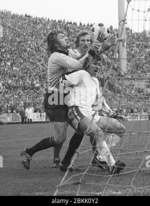 Gladbach, Deutschland. 05 maggio 2020. Jupp HEYNCKES celebra il suo 75° compleanno il 9 maggio 2020. Foto d'archivio: CALCIO: BOR.M'Gladbach-FC Bayern Monaco 1.2, 10/12/74 Jupp HEYNCKES (fronte) contro TW MAIER. Â | utilizzo nel mondo credito: dpa/Alamy Live News Foto Stock