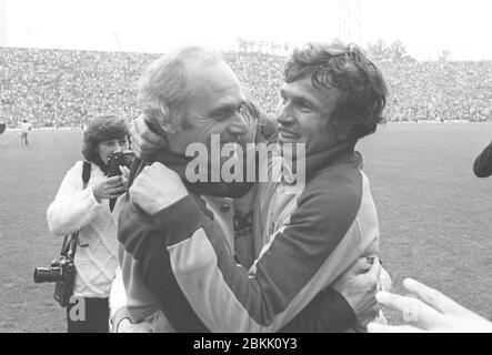 Monaco, Germania. 05 maggio 2020. Jupp HEYNCKES celebra il suo 75° compleanno il 9 maggio 2020. Foto d'archivio: CALCIO: BOR.M'Gladbach: Campione tedesco 1976/77: Coach Udo Lattek hugs Jupp HEYNCKES (destra) Â | utilizzo nel mondo Credit: dpa/Alamy Live News Foto Stock