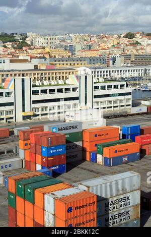 Container sul molo di Santo Amaro, Lisbona, Portogallo, Europa Foto Stock