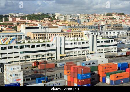 Container sul molo di Santo Amaro, Lisbona, Portogallo, Europa Foto Stock