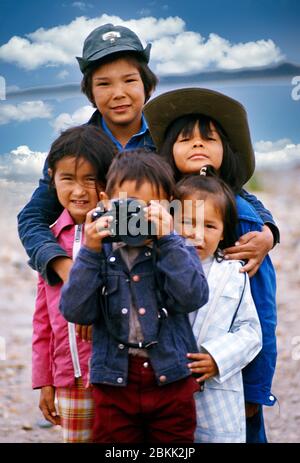 I bambini nativi della prima nazione posano con la macchina fotografica a Winisk, Ontario del Nord, Canada, America del Nord Foto Stock