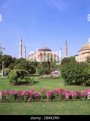 Haghi Sophia (Chiesa della Santa Sapienza) dal Parco del Sultano Ahmet, distretto di Fatih, Istanbul, Repubblica di Türkiye Foto Stock