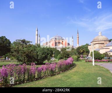 Haghi Sophia (Chiesa della Santa Sapienza) dal Parco del Sultano Ahmet, distretto di Fatih, Istanbul, Repubblica di Türkiye Foto Stock