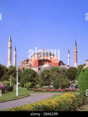 Haghi Sophia (Chiesa della Santa Sapienza) dal Parco del Sultano Ahmet, distretto di Fatih, Istanbul, Repubblica di Türkiye Foto Stock