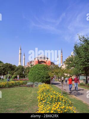 Haghi Sophia (Chiesa della Santa Sapienza) dal Parco del Sultano Ahmet, distretto di Fatih, Istanbul, Repubblica di Türkiye Foto Stock