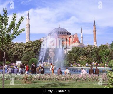 Haghi Sophia (Chiesa della Santa Sapienza) dal Parco del Sultano Ahmet, distretto di Fatih, Istanbul, Repubblica di Türkiye Foto Stock