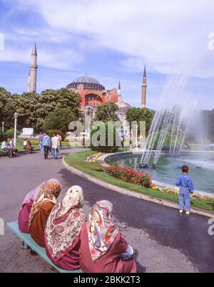 Haghi Sophia (Chiesa della Santa Sapienza) dal Sultan Ahmet Park, distretto di Fatih, Istanbul, Repubblica di Turchia Foto Stock