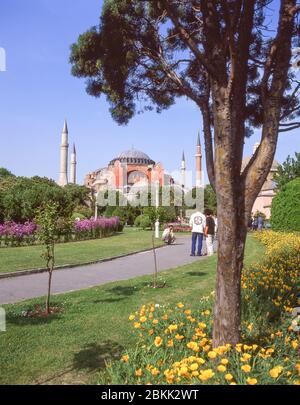 Haghi Sophia (Chiesa della Santa Sapienza) dal Parco del Sultano Ahmet, distretto di Fatih, Istanbul, Repubblica di Türkiye Foto Stock