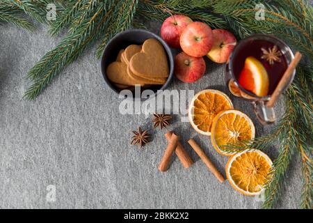 bicchiere di vin brulé caldo, biscotti, mele e abete Foto Stock