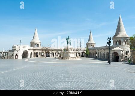 Budapest, Ungheria - APRILE 24. 2020: Statua di Santo Stefano Re al bastione del Pescatore a Budapest Foto Stock