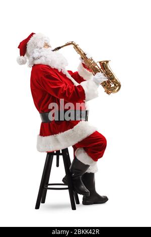 Foto di Babbo Natale a tutta lunghezza seduta e con un sassofono isolato su sfondo bianco Foto Stock