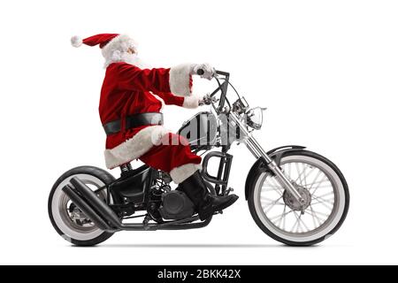 Foto a tutto profilo di Babbo Natale a bordo di una moto chopper personalizzata isolata su sfondo bianco Foto Stock