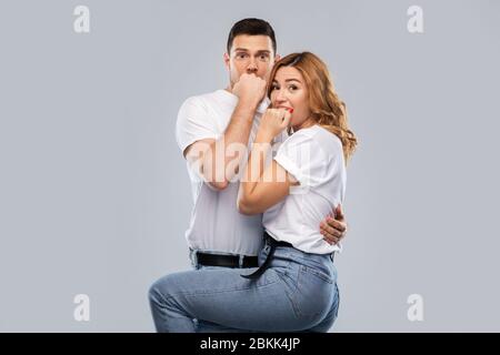 paurito coppia in magliette bianche Foto Stock