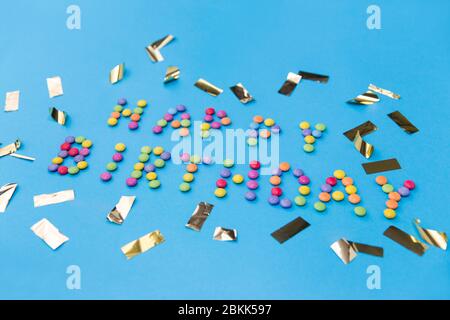 buon compleanno di caramelle e confetti su blu Foto Stock