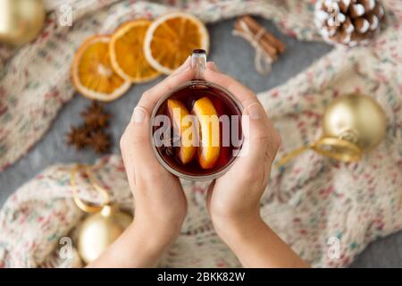 mani con bicchiere di vin brulé caldo a natale Foto Stock