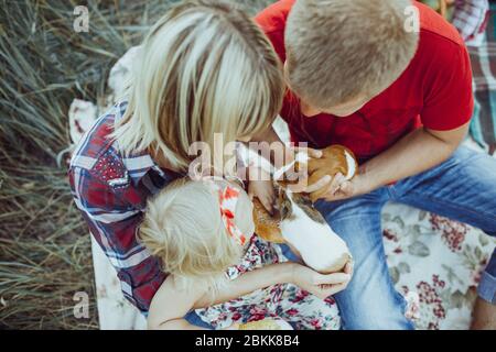 famiglia riposante in natura con cavia Foto Stock