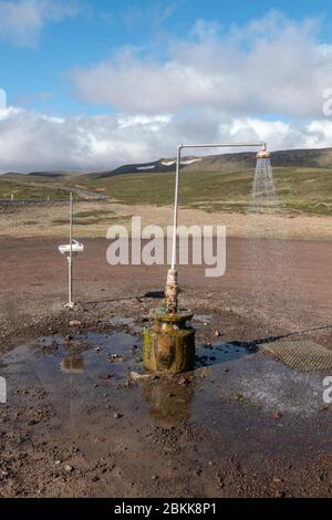 Una doccia con acqua calda situata nel mezzo dell'area vulcanica di Krafla, appena a nord dell'area di Myvatn in Islanda. Foto Stock