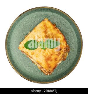 Classico pezzo di lasagne italiane a piatto su tavolo di legno dall'alto, cibo sano Foto Stock