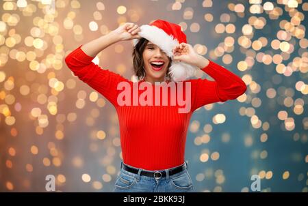 felice giovane donna nel cappello di santa il natale Foto Stock