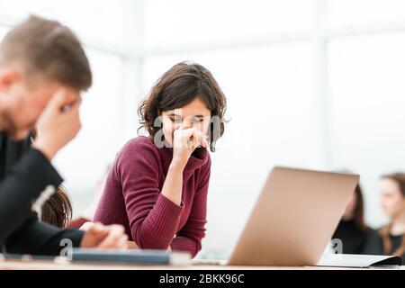 giovani che discutono di qualcosa che siede al tavolo Foto Stock
