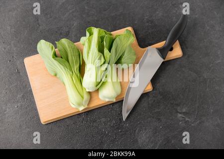 bok choy cavolo e coltello sul tagliere Foto Stock