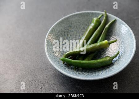 primo piano di peperoncini verdi nel recipiente Foto Stock