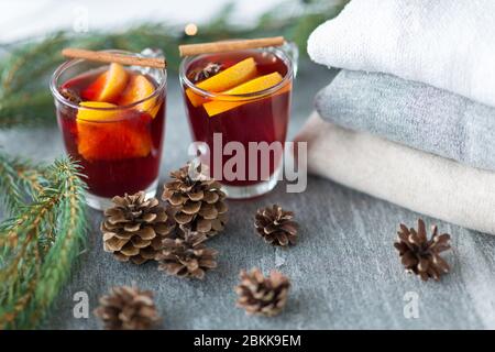 vin brulé con arancia e spezie, coni e abete Foto Stock