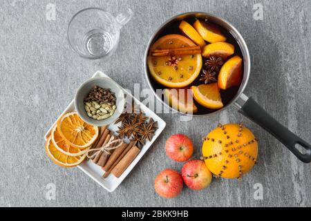 pentola con vin brulé caldo, fette di arancia e spezie Foto Stock