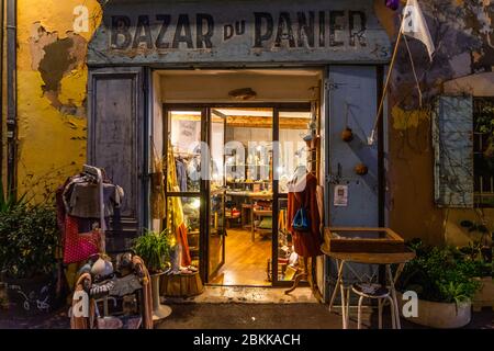 Vista notturna di Bazar du Panier, uno dei negozi più tipici del quartiere le Panier, il quartiere più antico di Marsiglia Foto Stock
