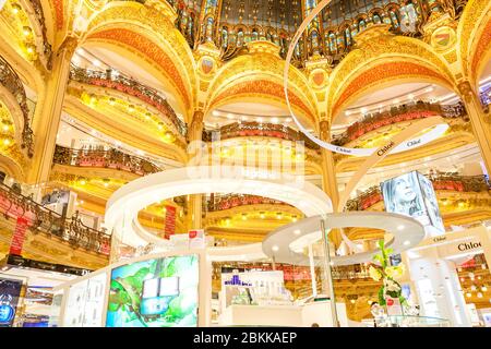 Galeries Lafayette grandi magazzini interni nel centro di Parigi Francia Foto Stock