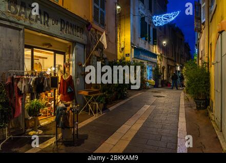 Marsiglia, Francia, 2 gennaio 2020 - Vista notturna del quartiere le Panier, il quartiere più antico di Marsiglia con stradine strette e negozi tipici Foto Stock