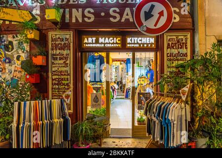 Marsiglia, Francia, 2 gennaio 2020 - Vista notturna del negozio di abbigliamento per adolescenti al quartiere le Panier di Marsiglia Foto Stock