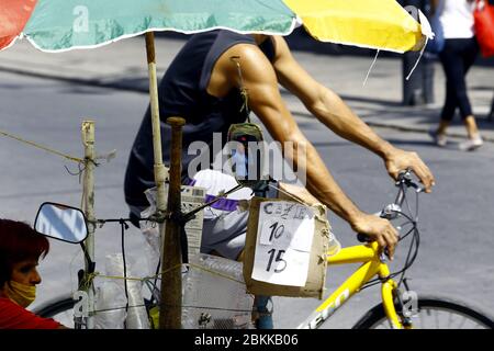 Guacara, Carabobo, Venezuela. 4 maggio 2020. 04 maggio 2020. La vita quotidiana ritorna alla normalità nelle strade del Venezuela, la maggior parte delle aziende hanno chiuso le loro porte e al momento della pandemia Coronavirus cittadini sono stati costretti.a praticare l'economia informale di avere reddito monetario e altri per fare acquisti di routine. Le foto sono state scattate nella città di Guacara, nello stato di Carabobo. Foto: Juan Carlos Hernandez Credit: Juan Carlos Hernandez/ZUMA Wire/Alamy Live News Foto Stock