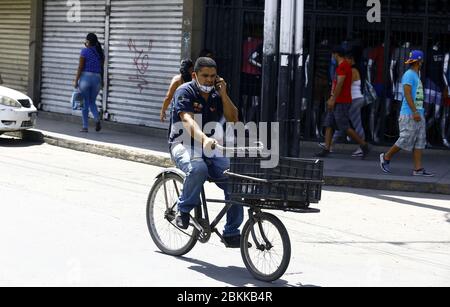 Guacara, Carabobo, Venezuela. 4 maggio 2020. 04 maggio 2020. La vita quotidiana ritorna alla normalità nelle strade del Venezuela, la maggior parte delle aziende hanno chiuso le loro porte e al momento della pandemia Coronavirus cittadini sono stati costretti.a praticare l'economia informale di avere reddito monetario e altri per fare acquisti di routine. Le foto sono state scattate nella città di Guacara, nello stato di Carabobo. Foto: Juan Carlos Hernandez Credit: Juan Carlos Hernandez/ZUMA Wire/Alamy Live News Foto Stock